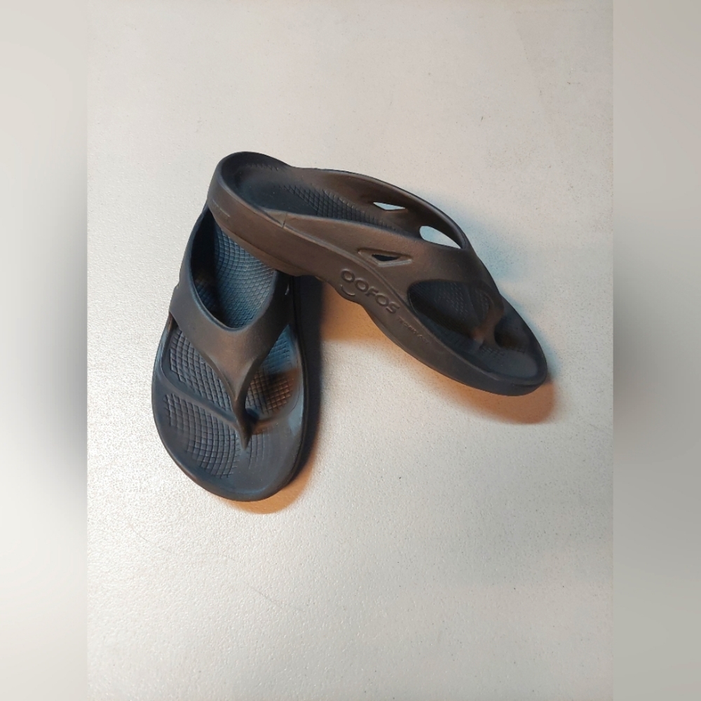 Oofos slides slip-on sandals black size M8/W10 Unisex